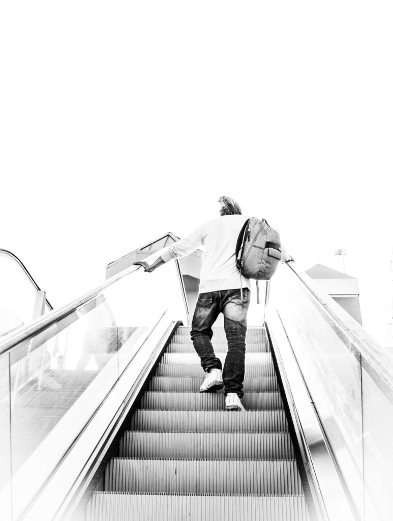 Personne montant un escalator
