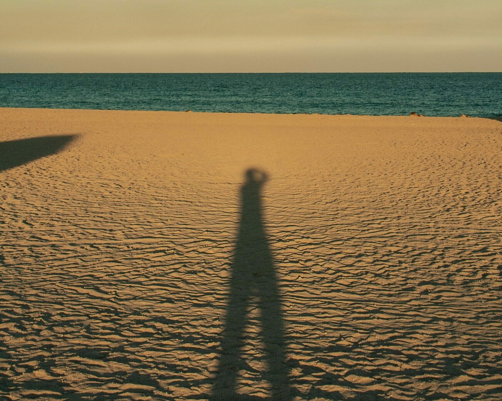 ombre longue sur une plage